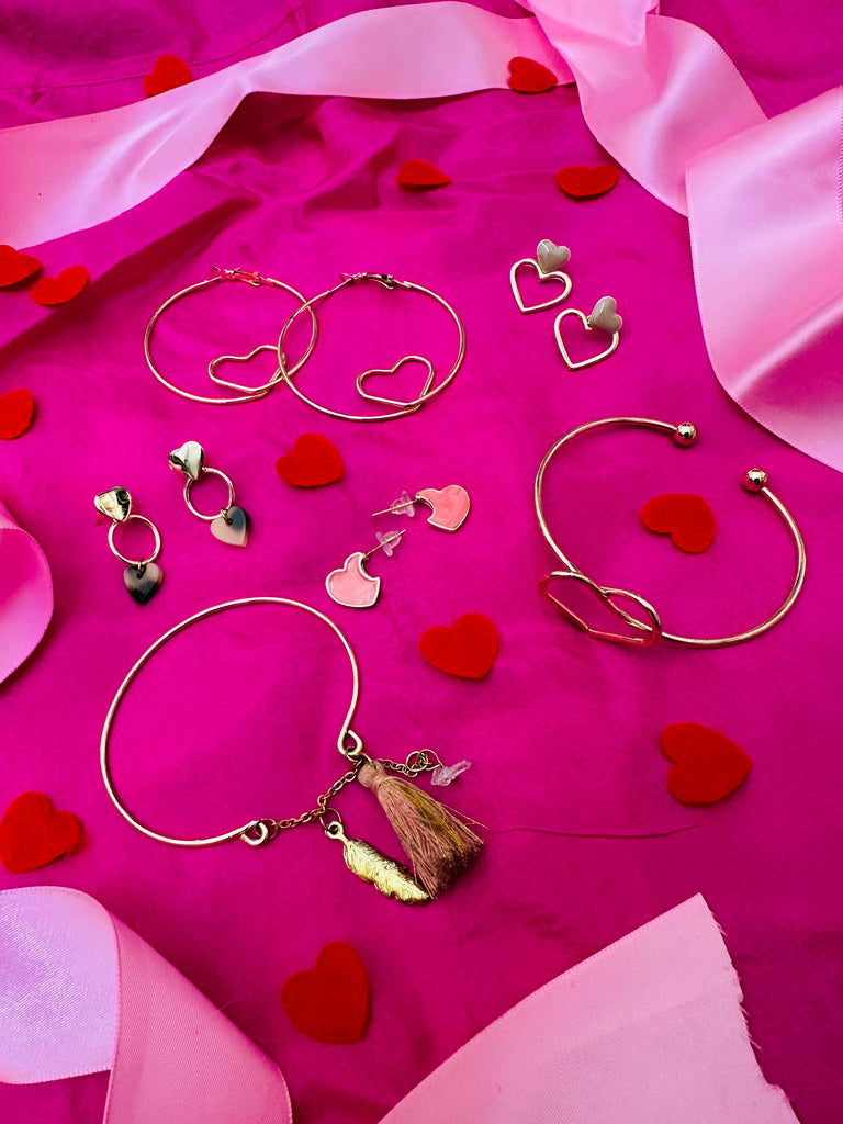 Gold, pink, hearts... Among our accessories you can find a lot of Valentine's Day themed jewelry. From small, restrained pieces to striking, larger designs. Of course not only for Valentine's Day!