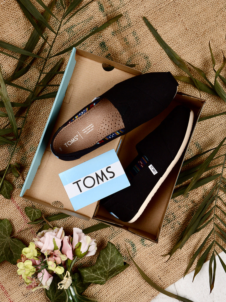TOMS Classic - Black Alpargata Kipróbált klasszikus alpargatáik már ikonikus cipőink, amelyek ultrakönnyű kényelmükről ismertek.  Vászon felsővel és rugalmas gumirésszel a könnyű használhatóságért.