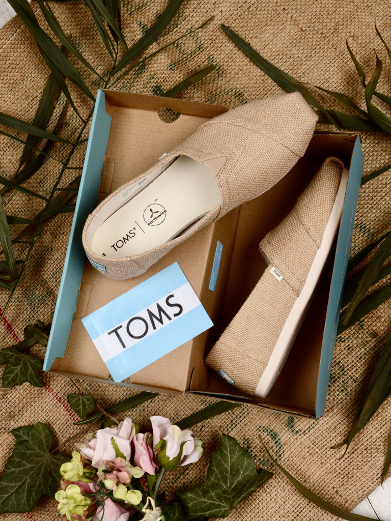 TOMS Natural Burlap CloudBound™ Alpargata Az ikonikus Alpargata, ugyanazokkal a funkciókkal, amelyeket szeretsz, most még környezettudatosabban.  Textil felső Karbonsemleges EVA talp, amely cukornád felhasználásával készül. A TOMS CloudBound ™ talp prémium párnázást és hosszú távú kényelmet nyújt. Megnövelt tartósság és tapadás az EVA talppal. Kézzel mosható hab OrthoLite® Eco LT talpbetét a fokozott kényelemért és légáteresztő képességért. 100% vegán Kivehető talpbetét Rugalmas rész a könnyű be- és kilépéshez