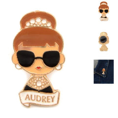  Kitűző - Audrey Egy másik inspiráló, erős nő is helyet kapott listánkon, Audrey Hepburn egy kitűző képében.