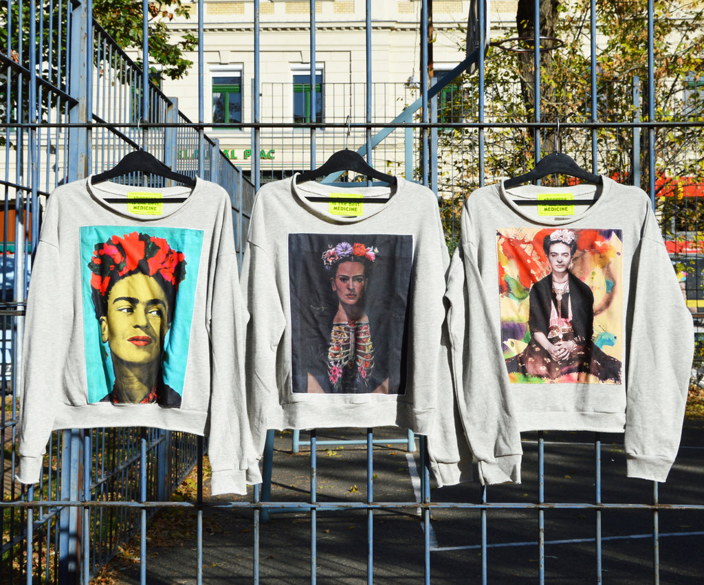 Ezért bemutatjuk nektek a Frida-kollekciónkat, ahol Kahlo-s kincsek tucatjaira bukkanhattok, hogy együtt ünnepelhessük a festőművész halhatatlanságát. 