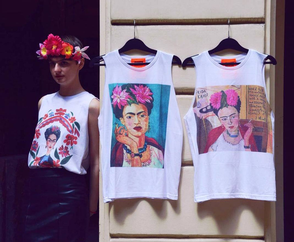 Divatos Frida Kahlo mintás trikók, színes digitális mintával. Stílusos kiegészítő, akár lezser, akár elegánsabb viselethez.