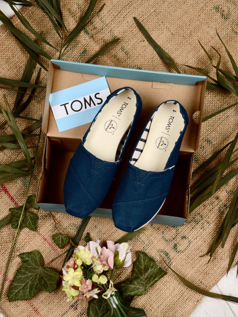 TOMS Classic - Majolica Blue CloudBound™ Alpargata Ikonikus sziluett, immár TOMS CloudBound ™ talppal, amely extra kényelmet és párnázottságot biztosít, amelytől lábad még hosszabb ideig lesz boldog.   A Majolica Blue Heritage Canvas felsőrész többféle jutából készült textil keverék. A juta egy  ökoszál, amely kevesebb vegyszert és kevesebb vizet használ, mint a hagyományos szálak A TOMS új CloudBound ™ talp extra kényelmet, extra tapadást és extra lélegző talpbetétet biztosít. Az ultra kényelmes és kézzel mosható OrthoLite® Eco LT talpbetét prémium párnázást és fokozott légáramlást kínál. Eközben az egyedi futófelülettel és párnákkal ellátott gumi / EVA talp szuper tapadást biztosít 100% vegán Kivehető talpbetét Rugalmas gumirész a könnyű be- és kilépéshez A Earthwise ™ része, mert földbarát anyagokat és folyamatokat használnak