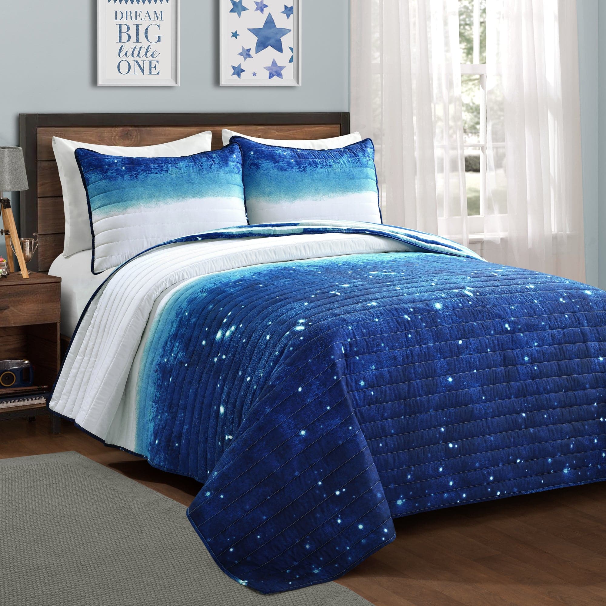 navy and white quilt bedding