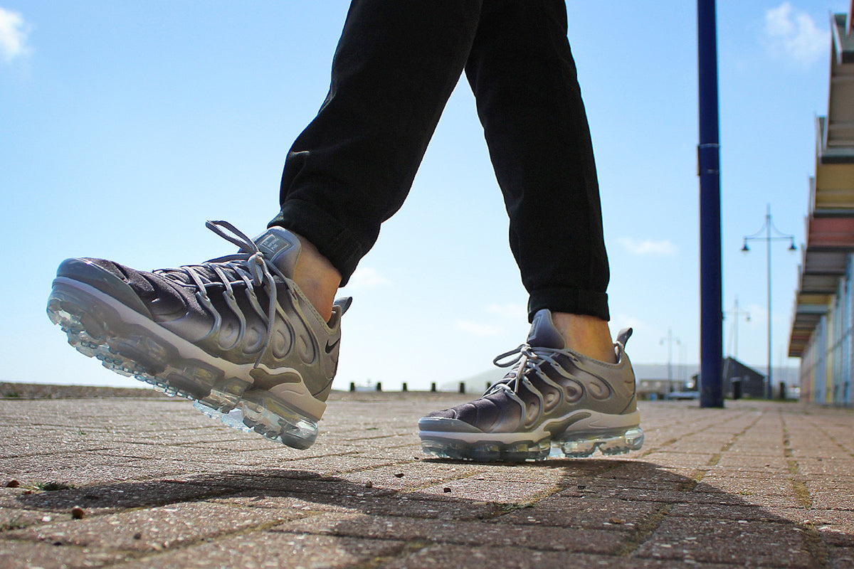 grey black vapormax plus