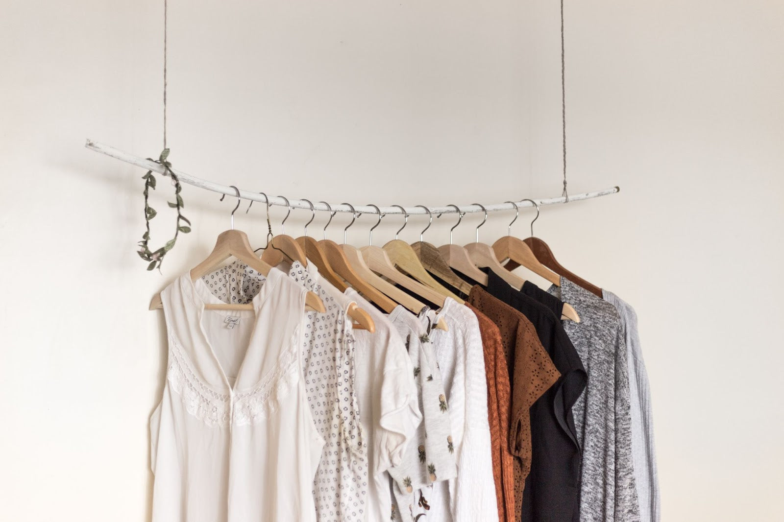 What is Minimalist Fashion? How to Keep the Clothes You Love – YogaClub