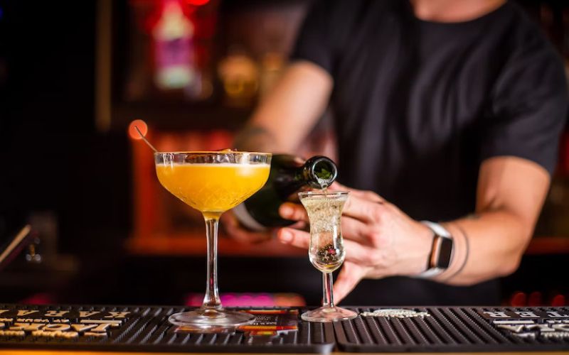 An In-Depth Look At Bartending Vs. Mixology