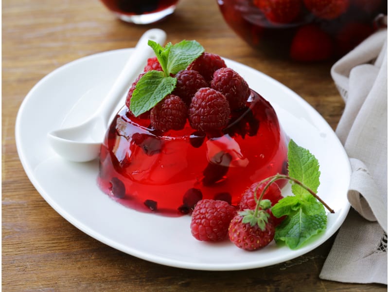  Red gelatin with berries