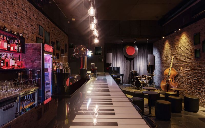 A piano-inspired bar counter with a welcoming ambiance