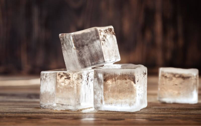 Boil water to make clear & spotless ice cubes