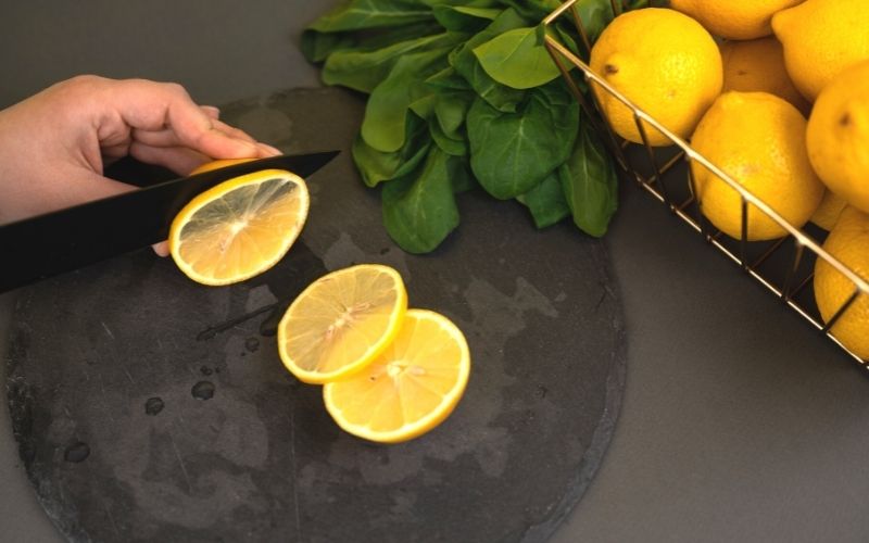 Cutting a fresh lemon