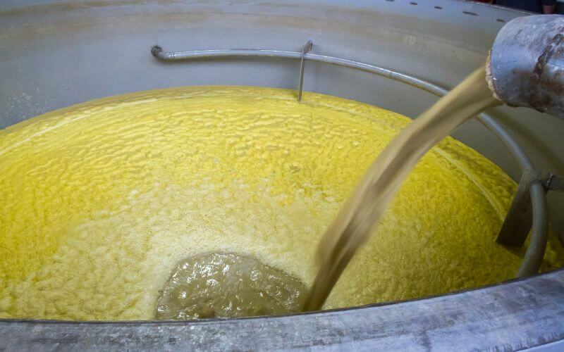 Filling a fermentation tank with corn mash 