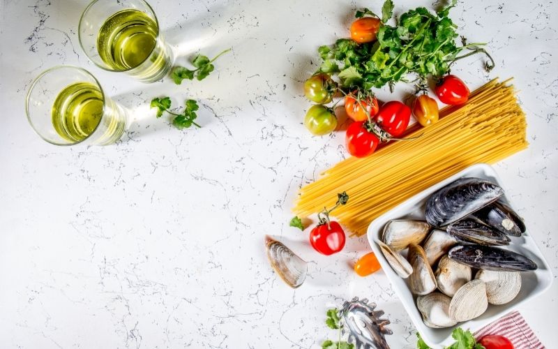 Ingredients for Cooking Spaghetti with Seafood and wine