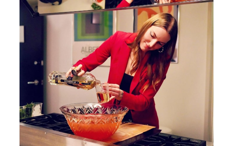 Katie Renshaw making drinks