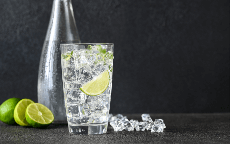 Sparkling water with ice and lime