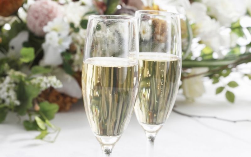 Two glasses of champagne in a flowery background