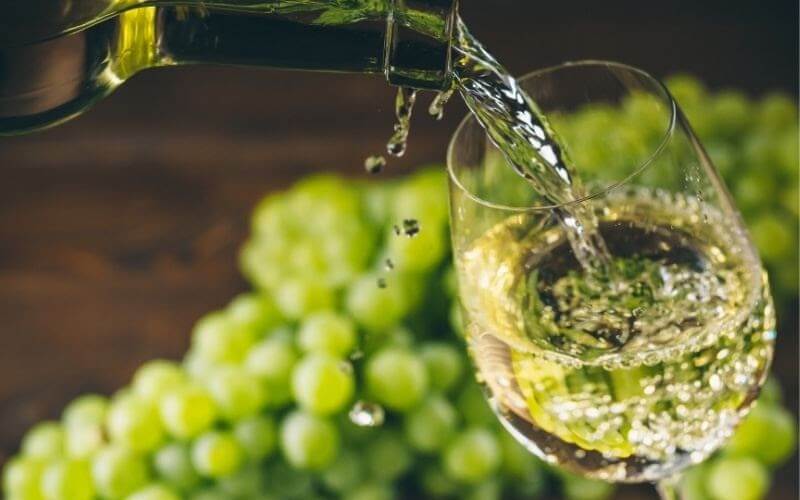 What Is A Dry White Wine? A Comprehensive Guide – Advanced Mixology