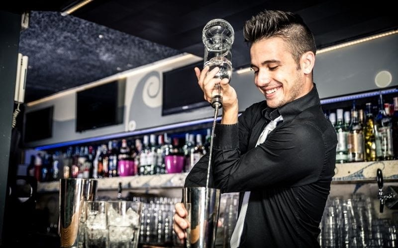 8 Easy Flair Bartending Tricks You Can Master Fast – Advanced Mixology