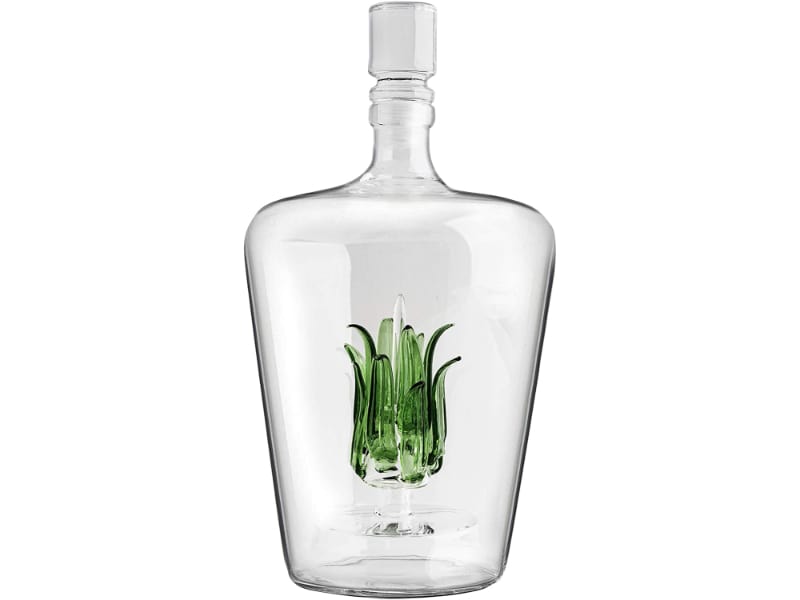  Decanter with clean lines for tequila