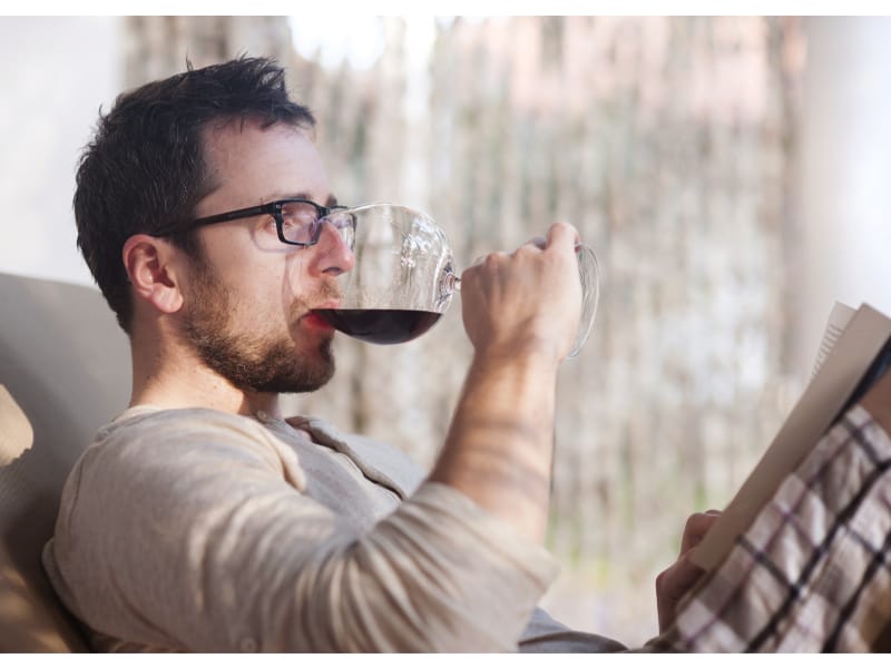  Man drinking red wine