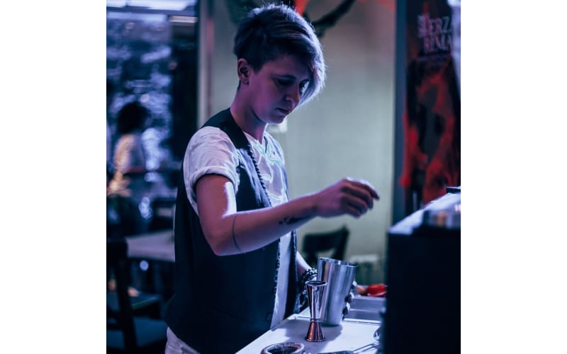 Federica Geirola mixing a cocktail