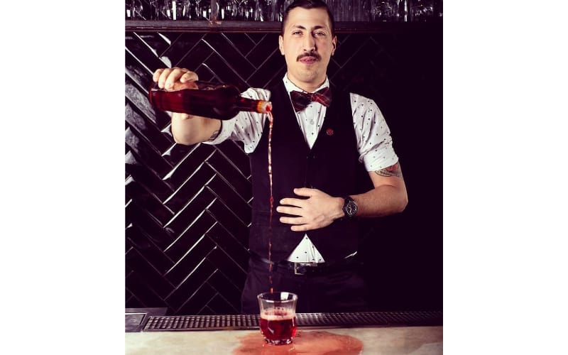 Heitor Marin pouring liquor into the glass