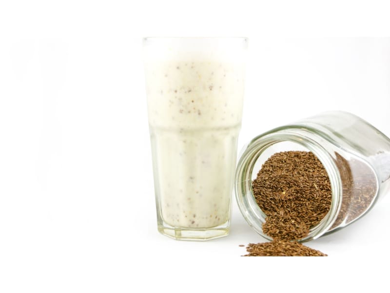  Irish Moss-Flaxseed Smoothie with a bottle of flaxseed