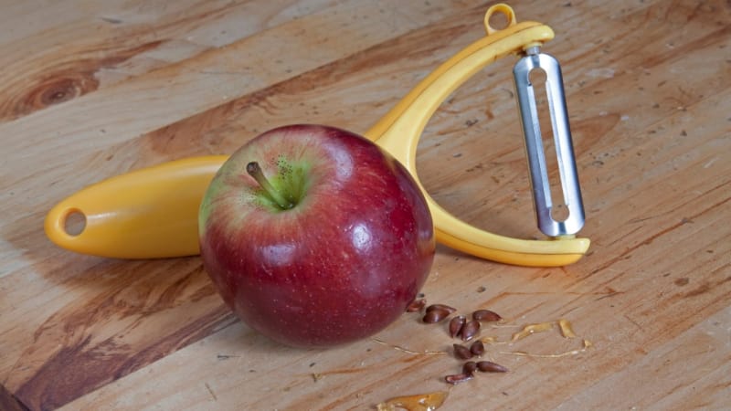 Peeler with apple