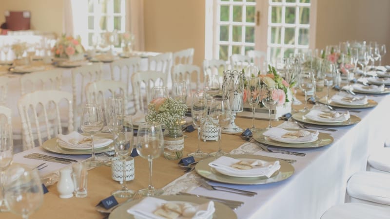 How to set the table and order the glasses?