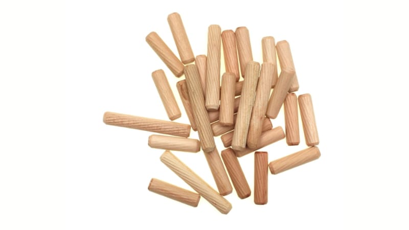 Various pieces of wooden dowel