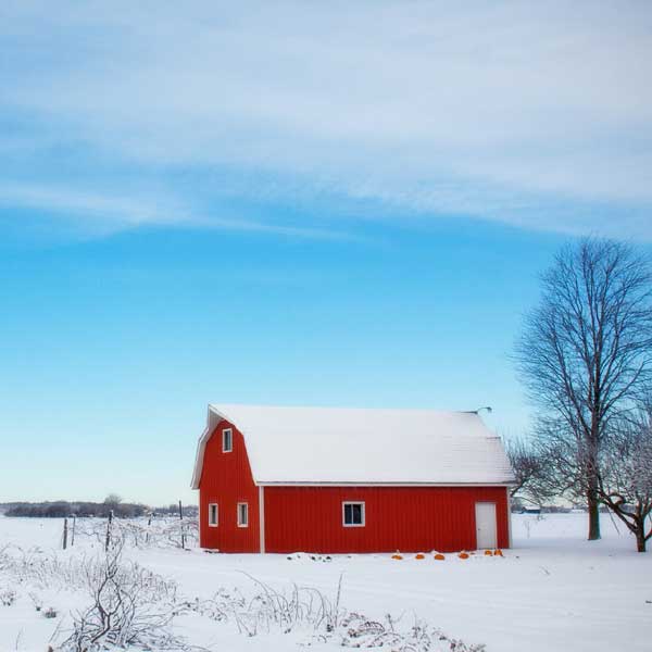 grange dans la neige d'hiver