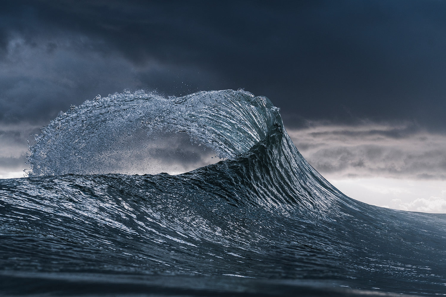 large breaking wave by photographer seb diaz