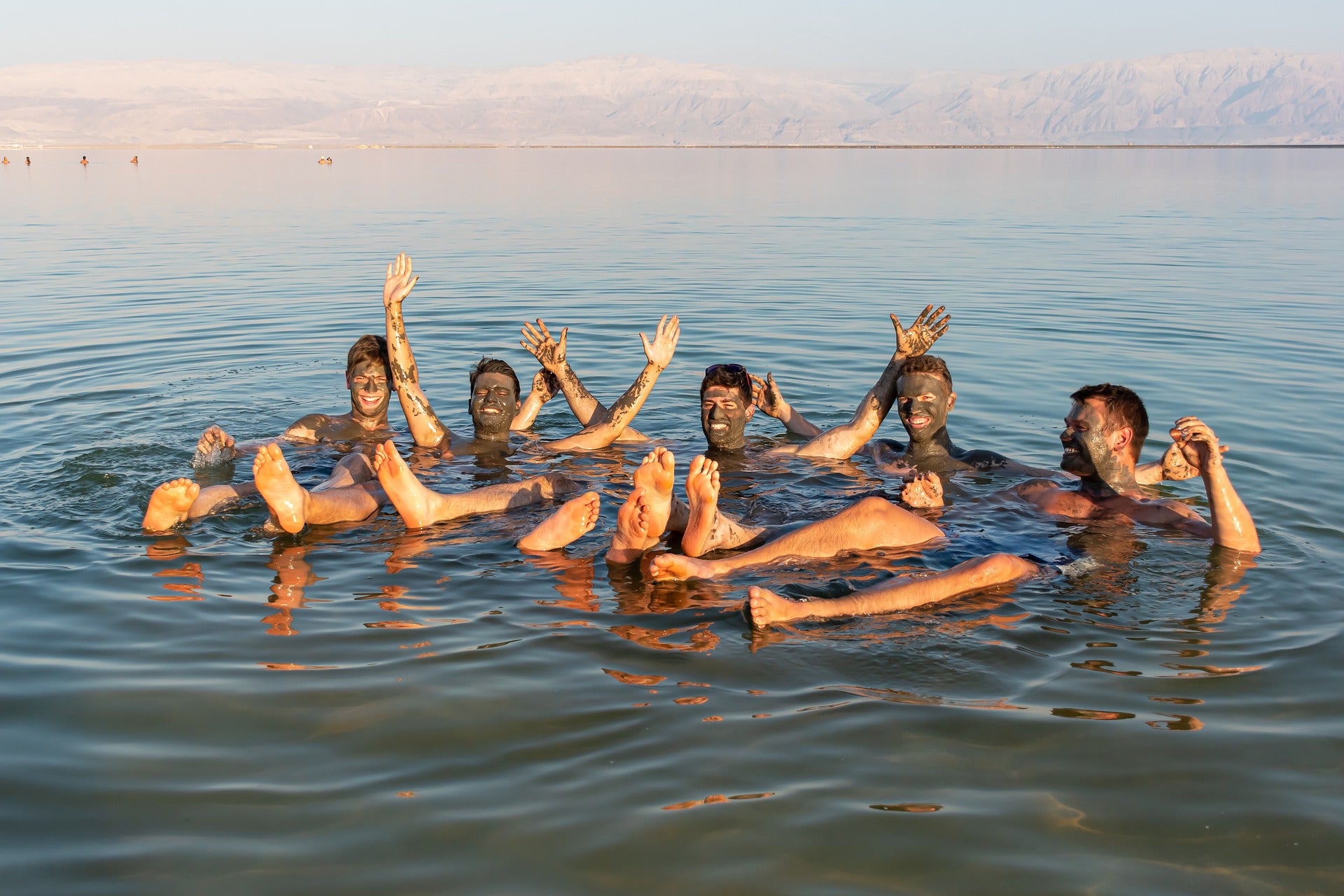 Мертвое море купание. Обитатели мертвого моря. Мертвое море 2023. Намибийском Мертвом море.