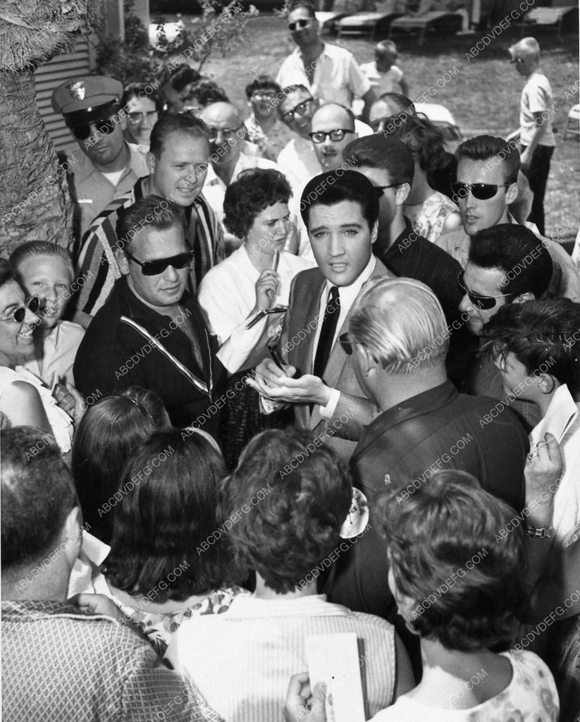 great candid Elvis Presley signing autographs 1312-25 &#8211; ABCDVDVIDEO