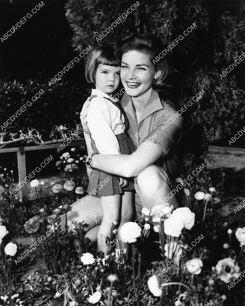 Lauren Bacall in the garden w her daughter 2253-14 – ABCDVDVIDEO