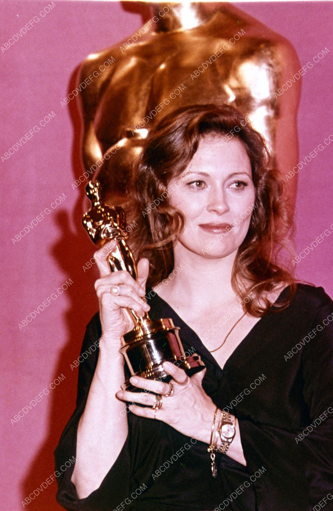 Faye Dunaway at the Academy Awards with her Oscar statue 35m-3431 ...