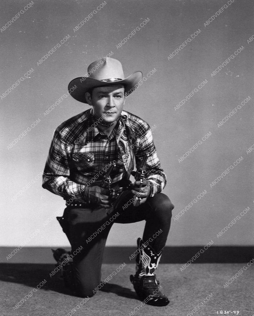 Roy Rogers portrait with guns 7763a-01 – ABCDVDVIDEO