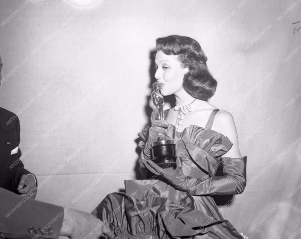 1947 Oscars Loretta Young and her statue Academy Awards aa1947-24Los A ...