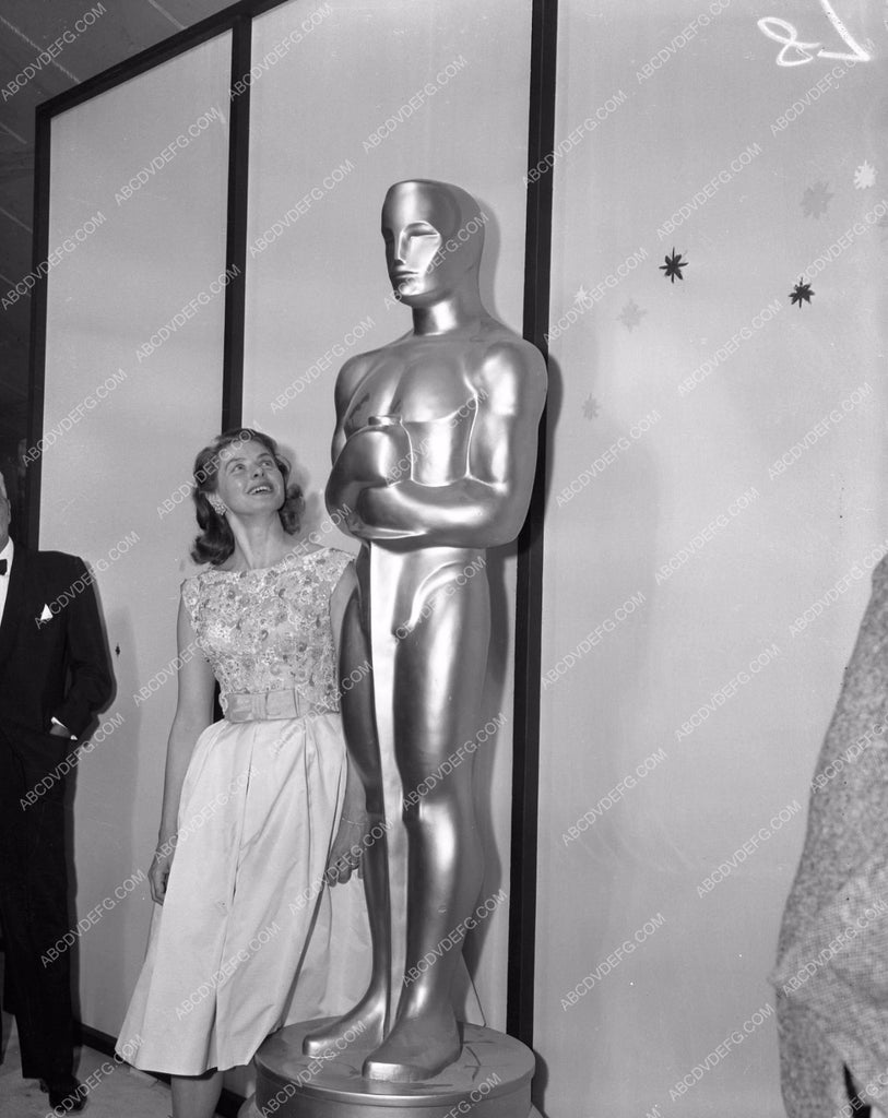 1958 Oscars Ingrid Bergman And Giant Statue Academy Awards 1958 65lo Abcdvdvideo