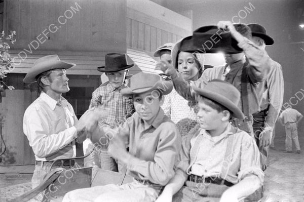 Johnny Crawford Chuck Connors behind the scenes TV The Rifleman 8b20-5 ...