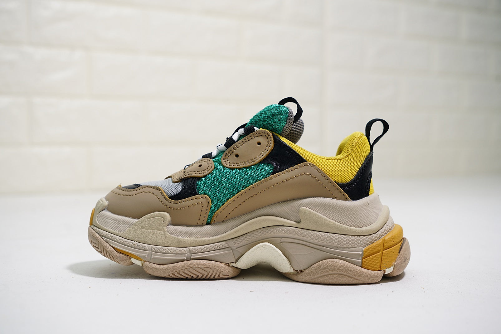 Balenciaga Triple S dAir trong suốt của Nike thì như th