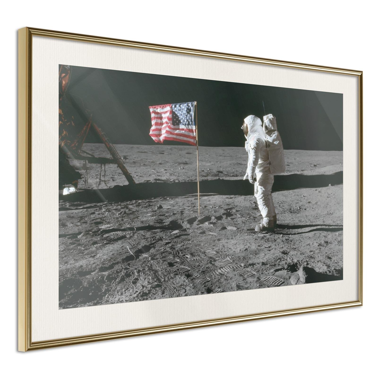 Läs mer om Inramad Poster / Tavla - Flag on the Moon - 45x30 Guldram med passepartout