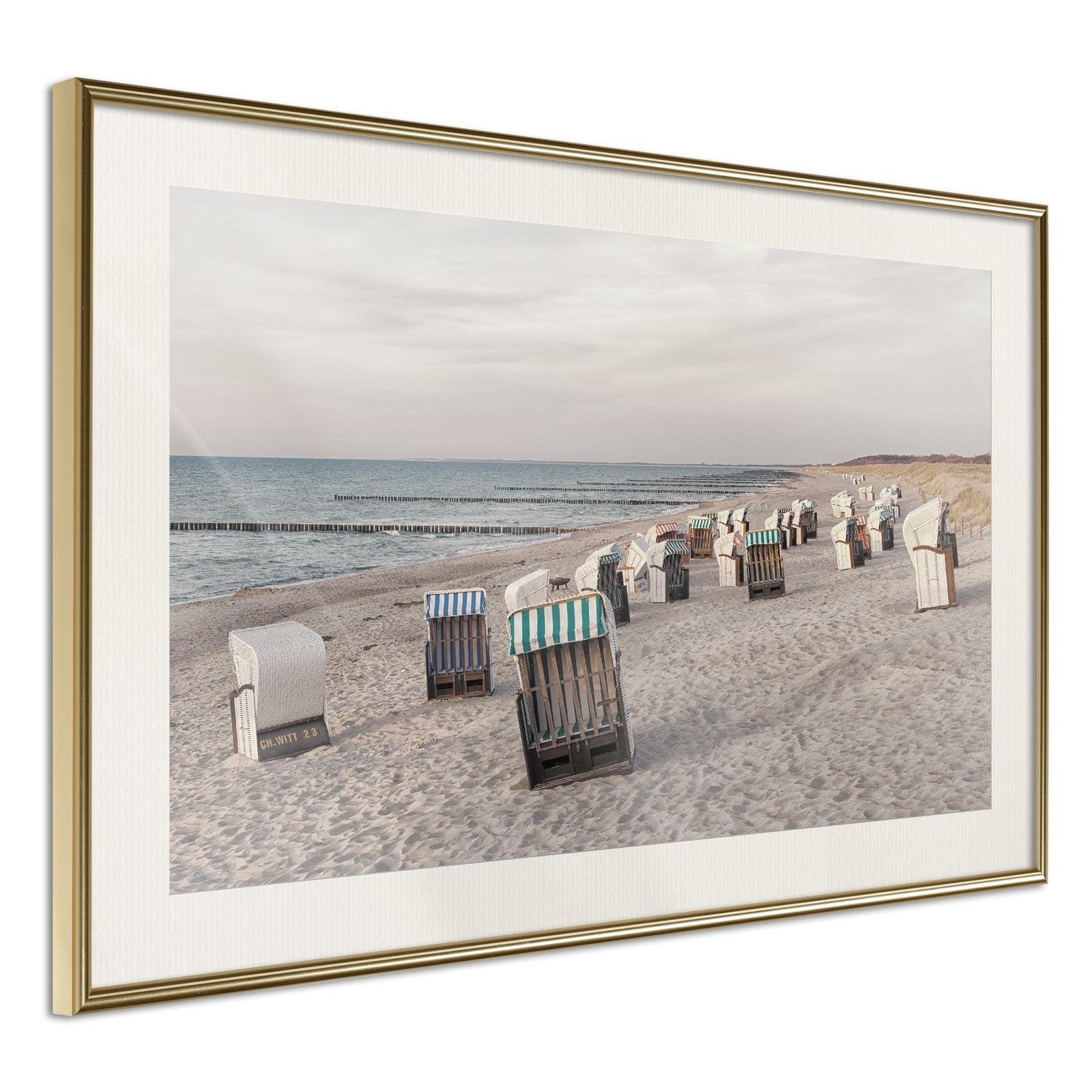 Läs mer om Inramad Poster / Tavla - Baltic Beach Chairs - 60x40 Guldram med passepartout