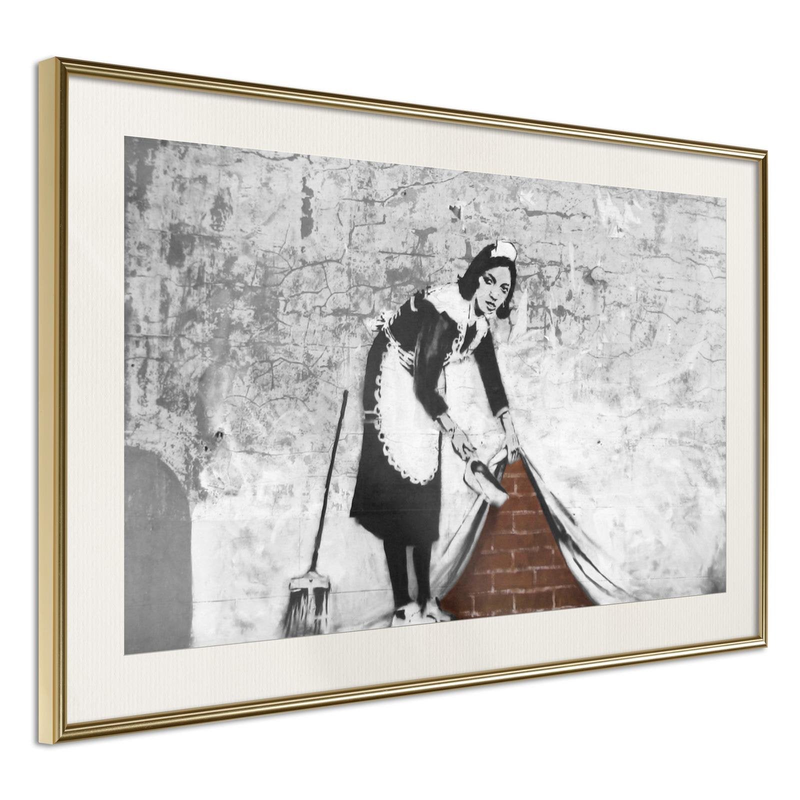 Inramad Poster / Tavla - Banksy: Sweep it Under the Carpet - 90x60 Guldram med passepartout