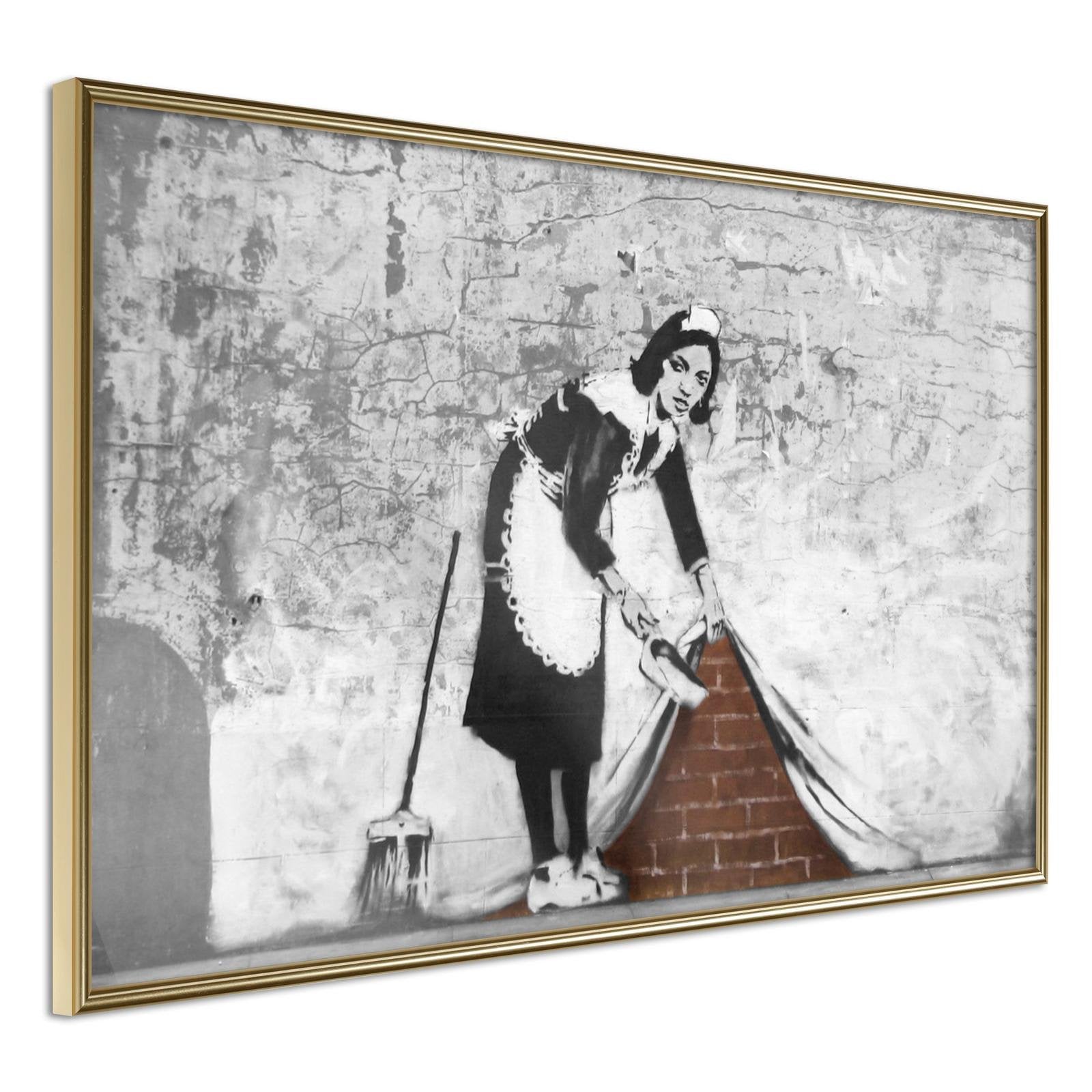 Inramad Poster / Tavla - Banksy: Sweep it Under the Carpet - 45x30 Guldram