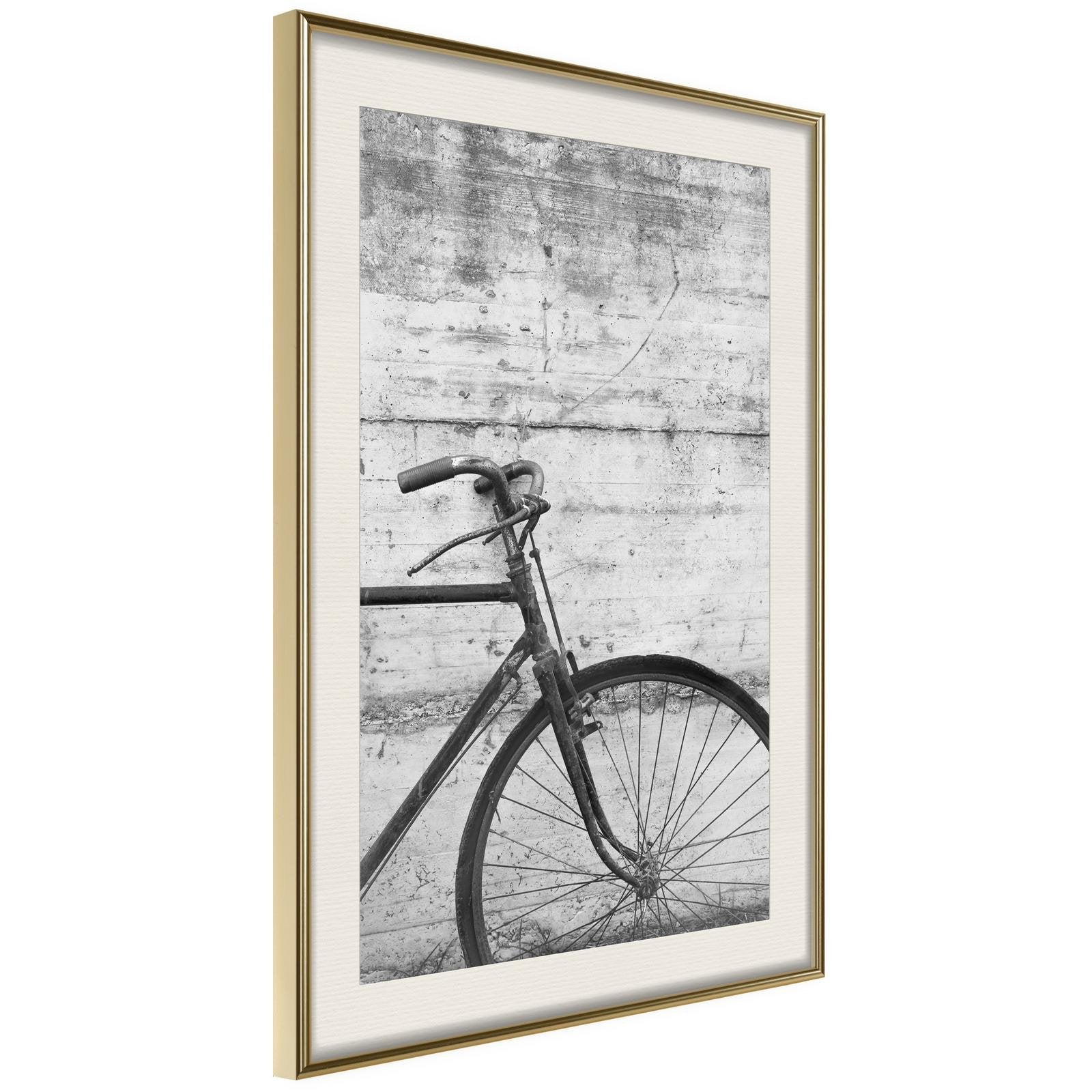 Läs mer om Inramad Poster / Tavla - Bicycle Leaning Against the Wall - 30x45 Guldram med passepartout