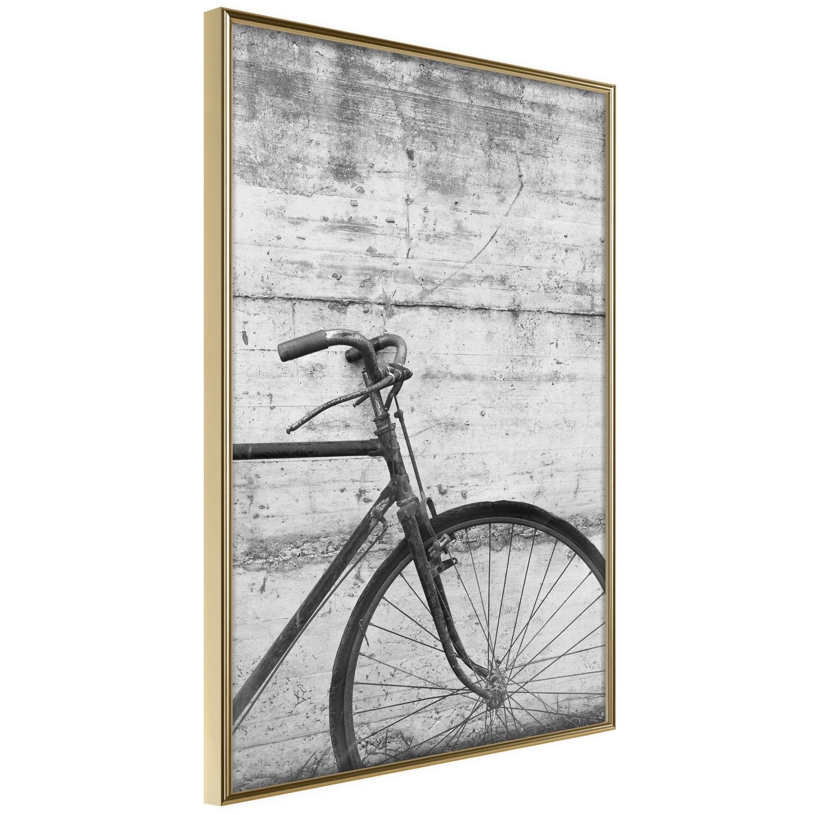 Läs mer om Inramad Poster / Tavla - Bicycle Leaning Against the Wall - 40x60 Guldram