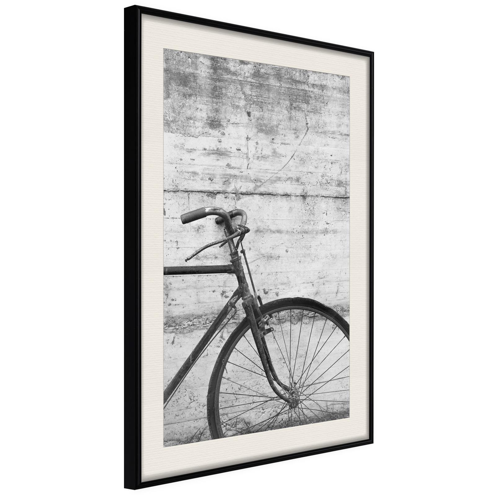 Läs mer om Inramad Poster / Tavla - Bicycle Leaning Against the Wall - 20x30 Svart ram med passepartout