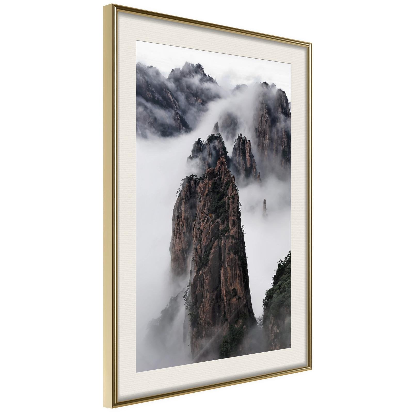 Läs mer om Inramad Poster / Tavla - Clouds Pierced by Mountain Peaks - 30x45 Guldram med passepartout