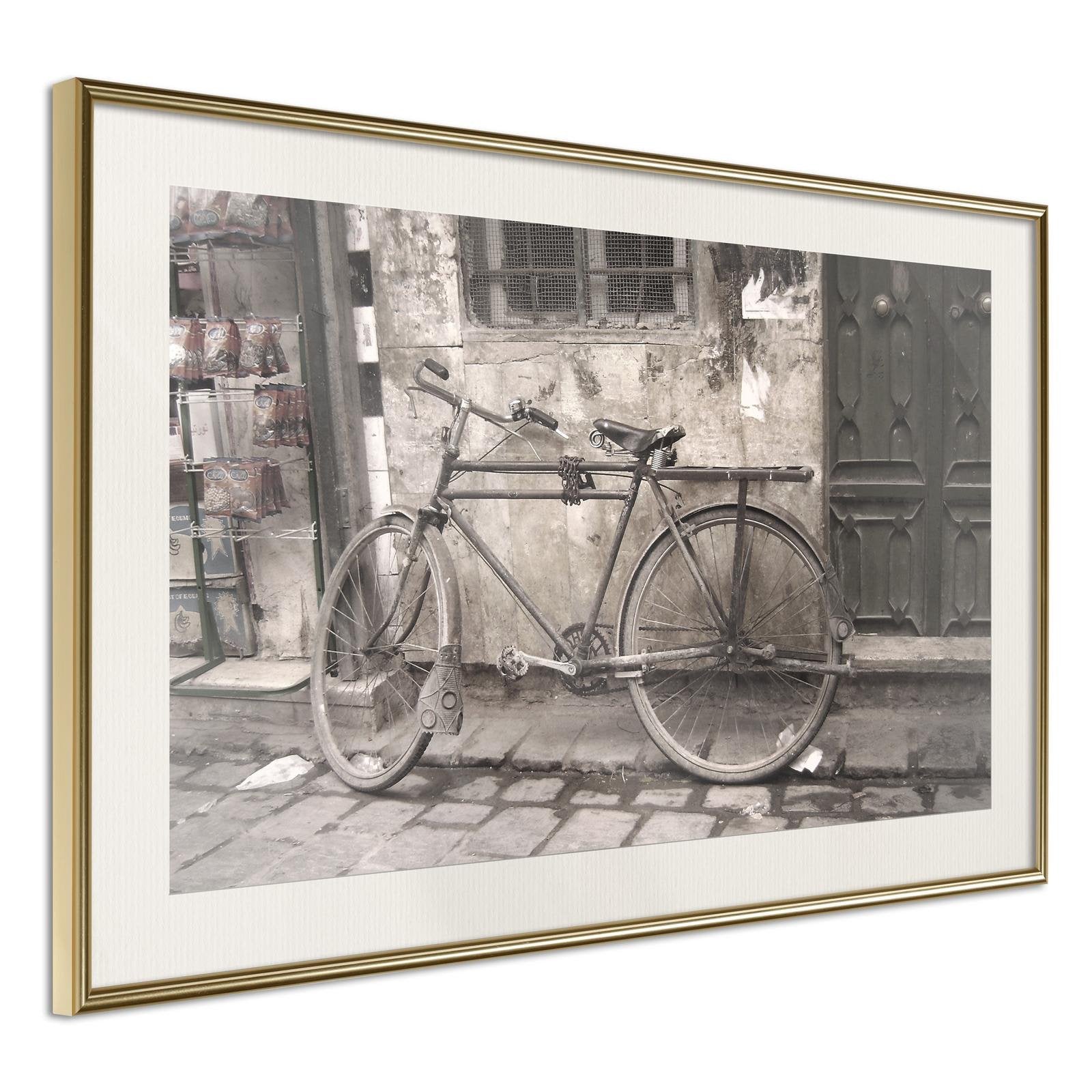 Läs mer om Inramad Poster / Tavla - Old Bicycle - 30x20 Guldram med passepartout